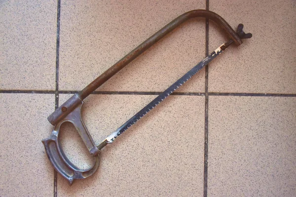 kiremit zemin üzerinde metal testere