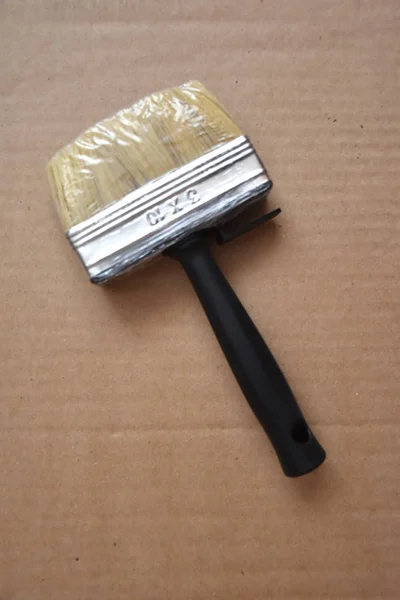 bir karton levha üzerinde büyük siyah fırça