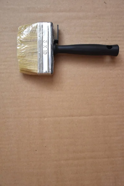 Grande Brosse Noire Sur Une Feuille Carton — Photo