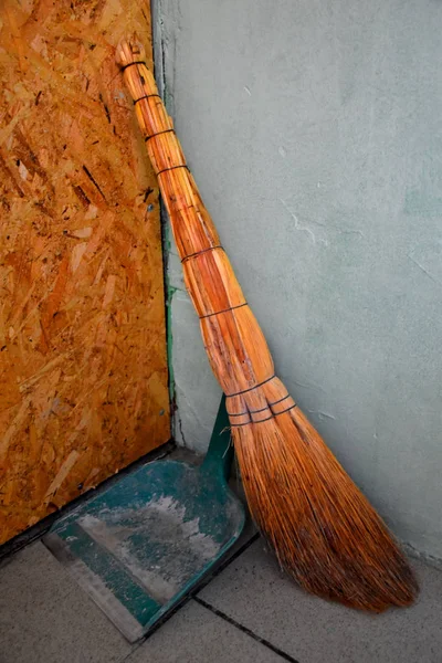 köşede süpürge ve yeşil kepçe