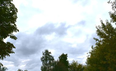 bulutlu sonbahar gökyüzü kalın bulutlar