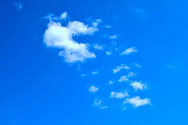 bulutlar ile sonbahar mavi gökyüzü