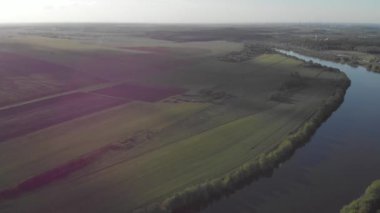 Tarlaların, nehrin, çimlerin ve küçük şehrin üzerinde uçuyorlar. Kolomna Rusya