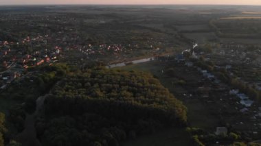 Tarlaların, nehrin, çimlerin ve küçük şehrin üzerinde uçuyorlar. Kolomna Rusya