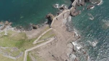 İHA uçuyor. Gaztelugatxeko Kalesi.