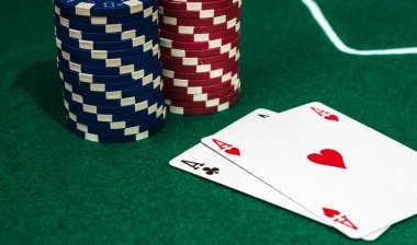 yeşil paspas 2 üzerinde as ve poker fişleri çifti