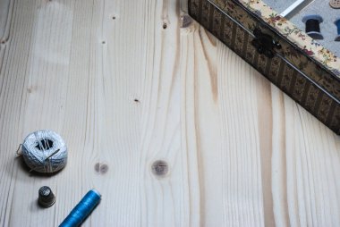 Ahşap Arka Plan Üzerine Dikiş Aletleri 12