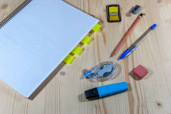 Öğrenci Araçları ile Öğrenci Ahşap Masaüstü Arka Plan 1