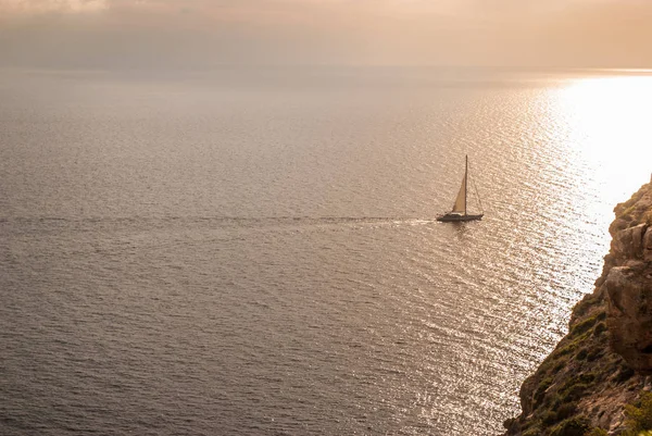 Malý člun na útesu na Mallorce, Baleárské ostrovy, 2 — Stock fotografie