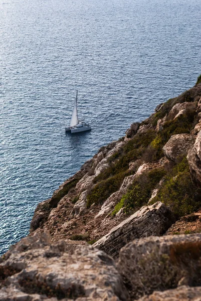 Balear Adaları 'ndaki Mayorka' da küçük bir kayıkta