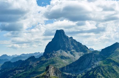 6 yazında pirenelerin panoramik manzarası