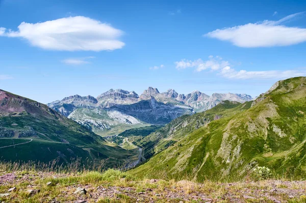 2 yazında pirenelerin panoramik manzarası