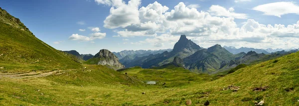 8 yazında pirenelerin panoramik manzarası
