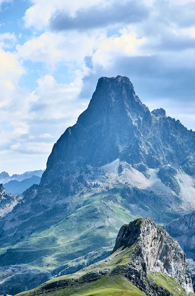 13 yazında pirenelerin panoramik manzarası