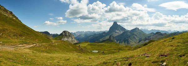 9 yazında pirenelerin panoramik manzarası