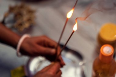 Tütsü Çubukları ile Durga Puja Hazırlıkları