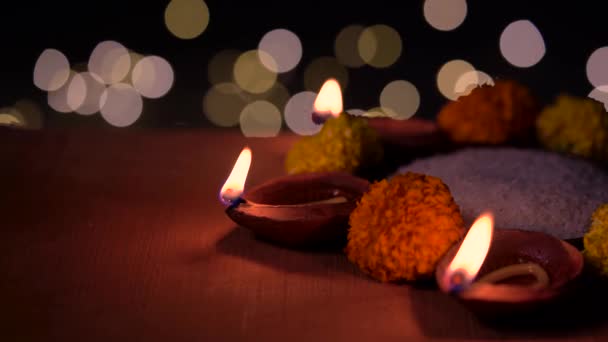 Öllampen Beleuchtet Mit Traditionellen Dekorativen Blume Rangoli Auf Einer Holzoberfläche — Stockvideo