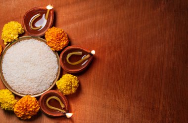 Diwali Diya Güzel Çiçek ve Pirinç ile dekore