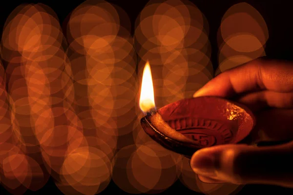 Persoon die Diwali Diya Olielamp vasthoudt — Stockfoto