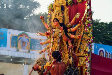 Kolkata, Batı Bengal, Hindistan, Ekim 2019: Durga Pooja, Kalküta. Puja karnavalında tanrıça Durga idolü. Bengal 'de Hint Hindu bayramı kutlaması..