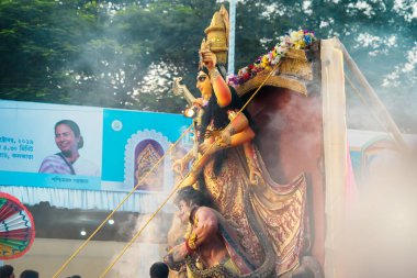 Batı Bengal, Hindistan, Ekim 2019: İnsanlar Durga Puja 'yı kutluyor. Tanrıça Durga putu bijaya dashami gününde dalmaya gidiyor. Hint şenlik sezonu neşeli kutlamalar.