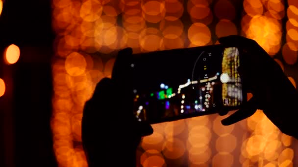 Persona Sosteniendo Teléfono Móvil Inteligente Tomando Video Decoraciones Festivas Una — Vídeo de stock