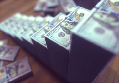 Dolarlarına büyüyen çubuk grafik şeklinde yığılmış. İş dünyasında başarı kavramı.