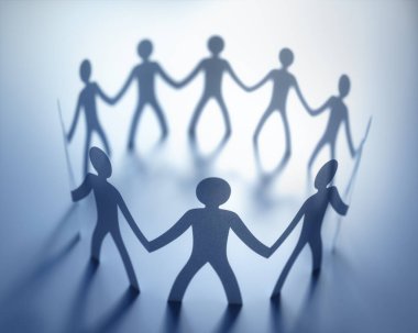 Bir grup insan, bir organizasyonun toplantısında bir araya geldi. Kağıt insan şeklinde kesilmiş..