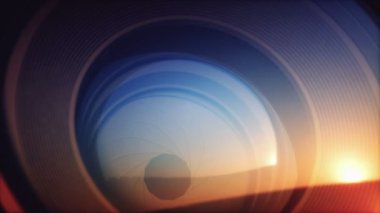 Objektif bir objektifin içinden makro fotoğrafçılık ve diyafram bıçakları gibi detaylar. Kamera merceğindeki gökyüzünün yansıması.