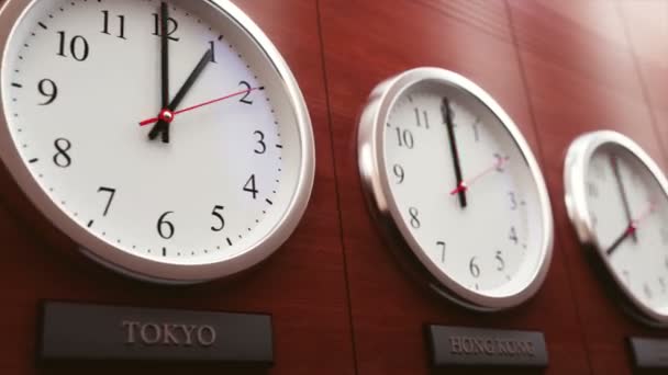 世界中のタイムゾーンクロック 壁の時計世界中の時間を示しています — ストック動画