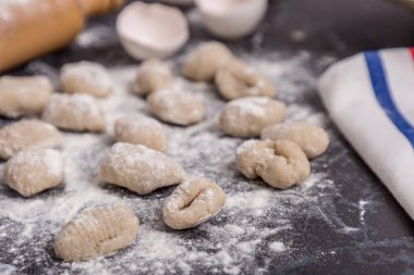 Taze İtalyan makarnası el yapımı gnocchi.