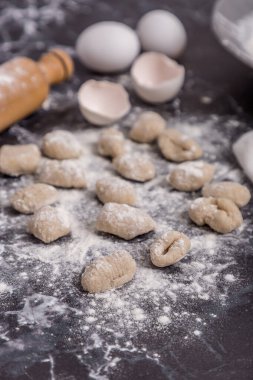 Taze İtalyan makarnası el yapımı gnocchi.