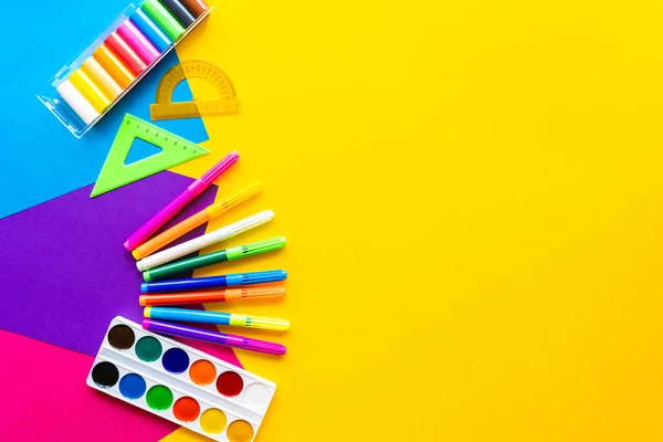 Sarı arka planda okul malzemeleri..