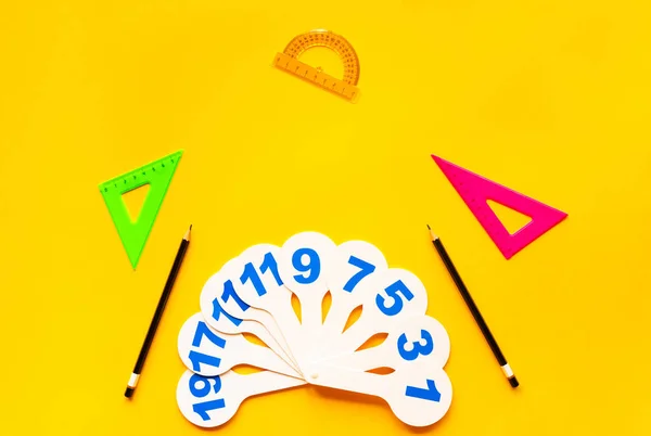 sarı bir arka plan karşı çok renkli okul malzemeleri.