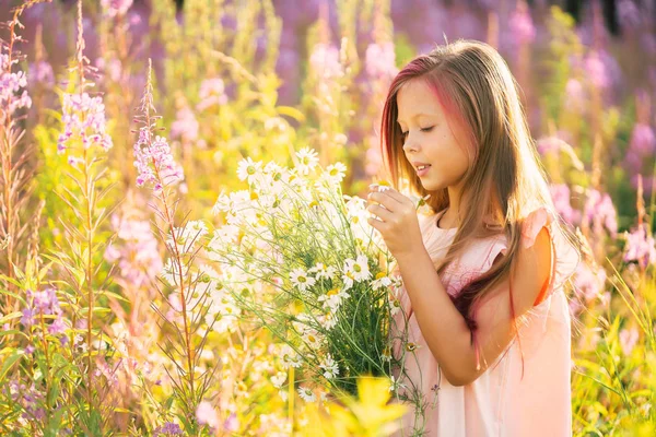 Çiçekleri olan bir tarlada mutlu kız