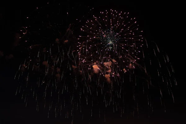 Bir şenlikli selam gece gökyüzünü aydınlatır.