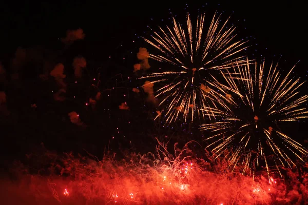 A festive salute illuminates the night sky. — Stock Photo, Image