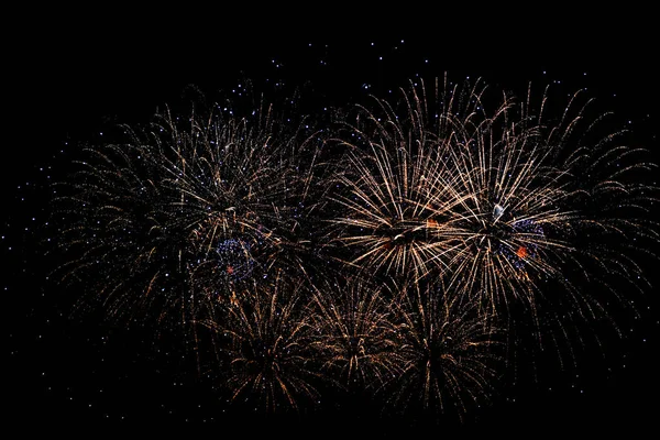 Bir şenlikli selam gece gökyüzünü aydınlatır.