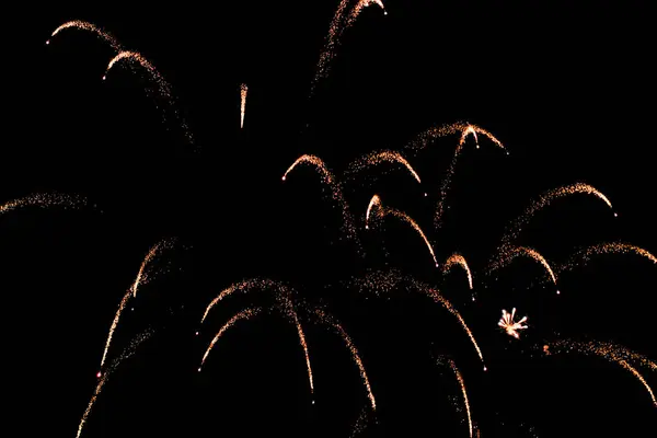 Bir şenlikli selam gece gökyüzünü aydınlatır.