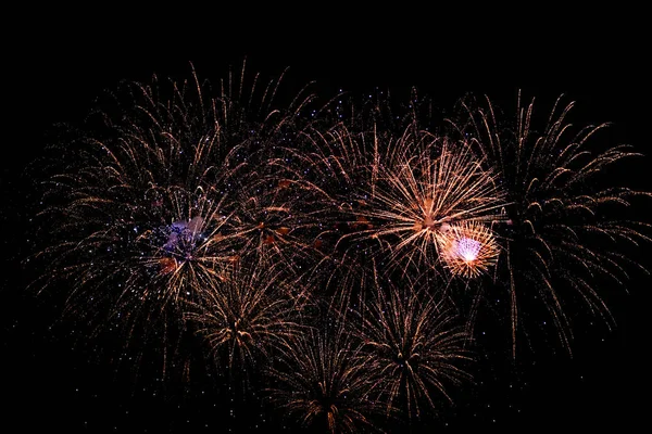 Bir şenlikli selam gece gökyüzünü aydınlatır.