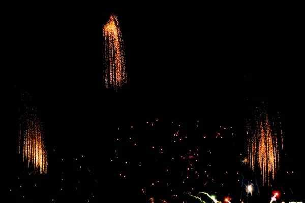 Bir şenlikli selam gece gökyüzünü aydınlatır.