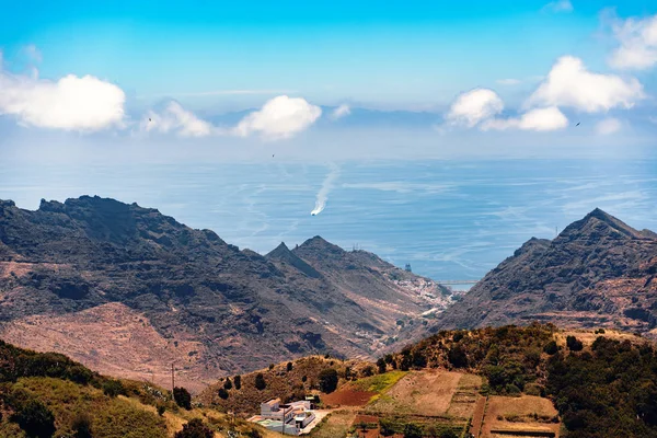 Turkuaz Atlantik Okyanusu'nun güzel manzarası. Kanarya Adaları. Avrupa. Resim sanatı. Güzellik dünyası.