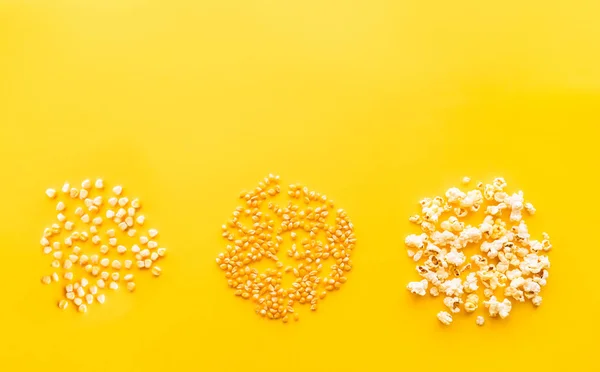 Sarı parlak bir arka plan üzerinde sulu mısır. Mısır işleme teknolojisi. Kavram.