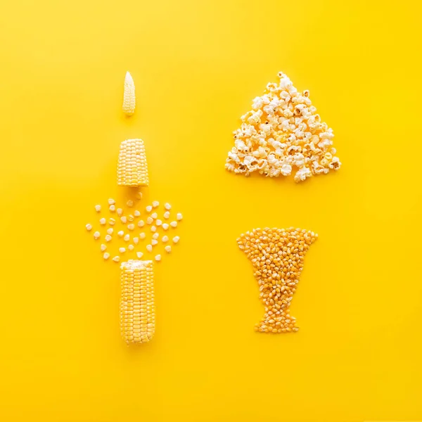 Sarı parlak bir arka plan üzerinde sulu mısır. Mısır işleme teknolojisi. Kavram.