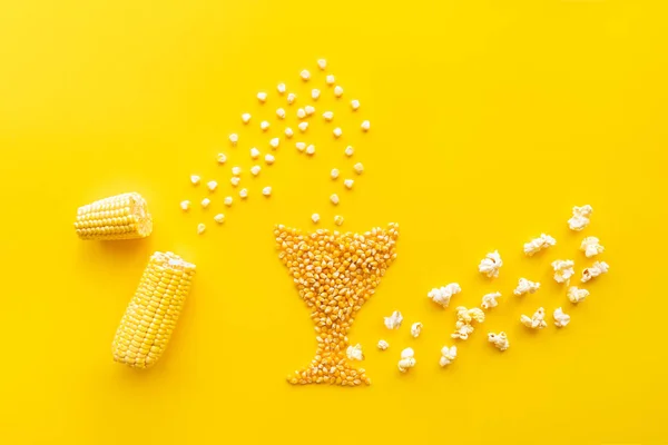 Sarı parlak bir arka plan üzerinde sulu mısır. Mısır işleme teknolojisi. Kavram.