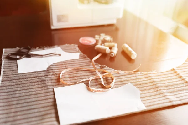 Terzinin işyeri. Kesme kumaş, iş akışı. Yaratıcı bir kişinin hobileri.