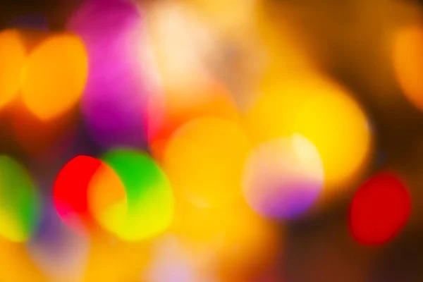 Bir şenlikli selam gece gökyüzünü aydınlatır.