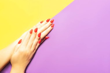 Genç bir kadının elinde güzel kırmızı manikür.