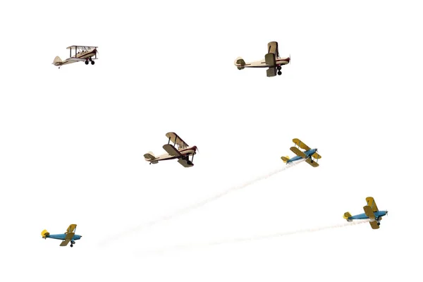 İzole beyaz bir arka plan üzerinde gökyüzünde yüksek uçaklar.