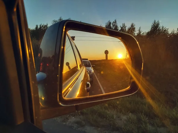 Araba aynasında akşam güneşinin yansıması..